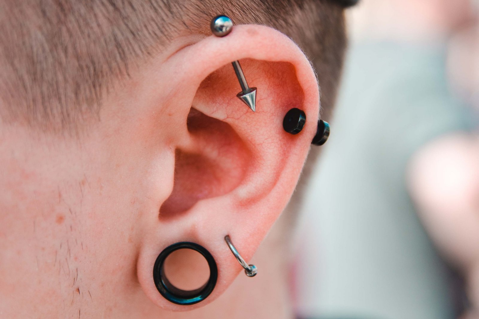 Homme avec de nombreux piercings dans l'oreille